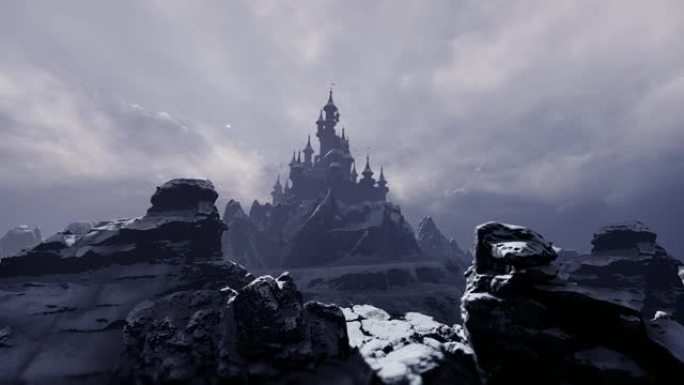 带塔的黑暗古城堡位于山顶