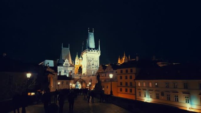 布拉格-附近的Tyn教堂和桥上迷人的夜景，有漫步的人