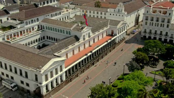 厄瓜多尔基多市的镜头，该国国旗在屋顶上挥舞，城市拥挤