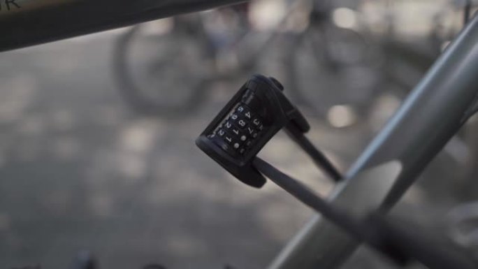 自行车折叠锁的特写，带有数字组合安全性。可单独配置的代码。保护自行车免受盗窃和盗窃。锁定打开的四位数