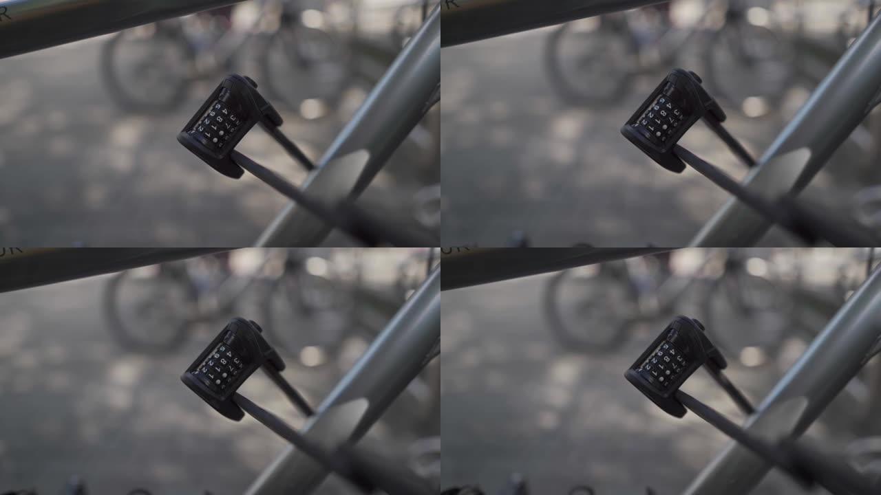 自行车折叠锁的特写，带有数字组合安全性。可单独配置的代码。保护自行车免受盗窃和盗窃。锁定打开的四位数