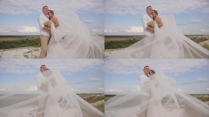 相爱的新娘们拥抱在一起，欣赏山区的自然风光