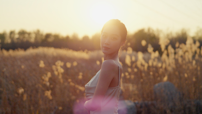 情绪短片美女夕阳下芦苇荡唯美写意