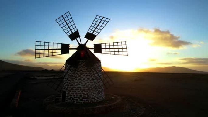 日落时的西班牙风车。富埃特文图拉加那利岛的风景。Tefia风车的空中无人机视图