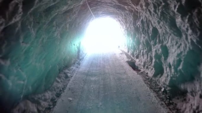 通过南美洲安第斯山脉的山间隧道
