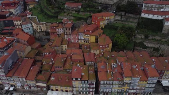 葡萄牙波尔图-12.25.2022: 波尔图老城的鸟瞰图。葡萄牙老城里贝拉空中长廊景观，五颜六色的房