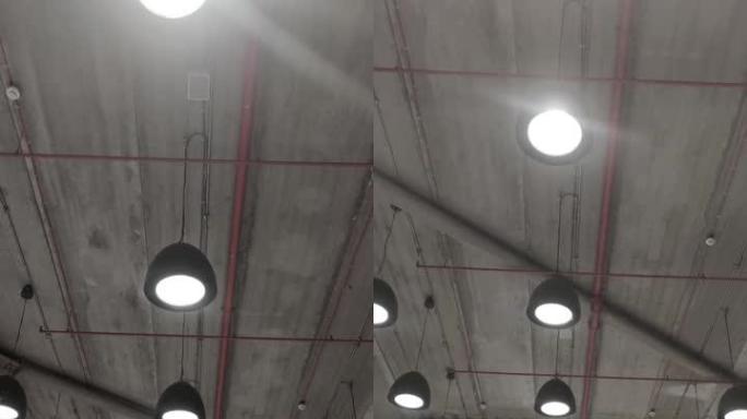 慢动作低角度拍摄天花板悬挂灯幽灵般的闹鬼悬疑惊悚片垂直视频4K