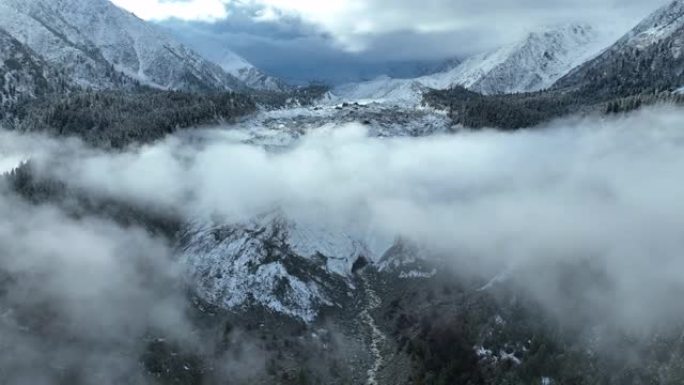 空中无人机视图日出风景，早晨雾和雪在童话草甸国家公园与拉赫希奥特冰川在南加帕尔巴特山，喀喇昆仑山，喜