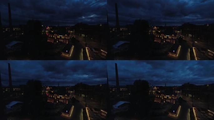 深蓝色不祥的云层在黎明前的天空中掠过城市夜景建筑