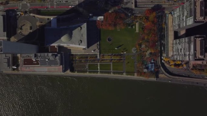 空中鸟瞰东河滨水区联合国总部大楼的俯视图。秋天的颜色树和繁忙的道路。美国纽约市曼哈顿