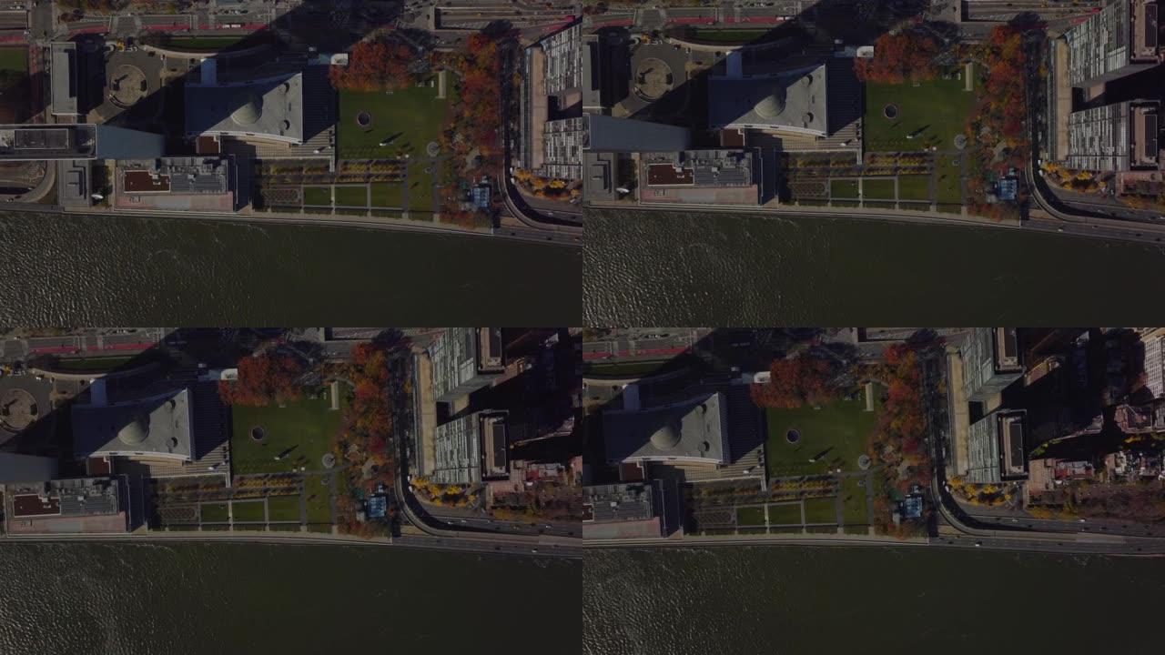 空中鸟瞰东河滨水区联合国总部大楼的俯视图。秋天的颜色树和繁忙的道路。美国纽约市曼哈顿