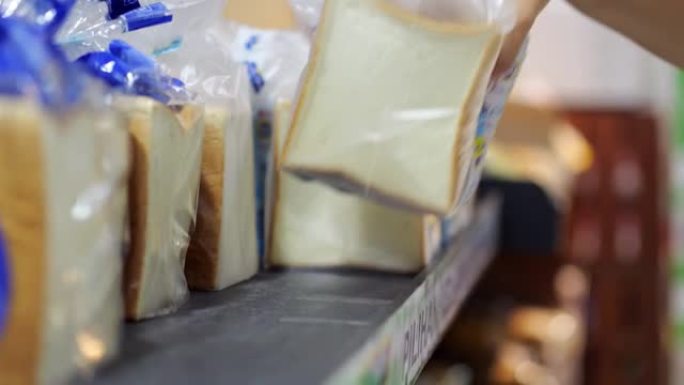 切成薄片的面包装在单独的塑料袋中，女人选一个