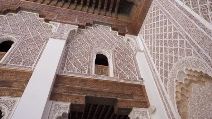 摩洛哥马拉喀什古建筑的低角度视图