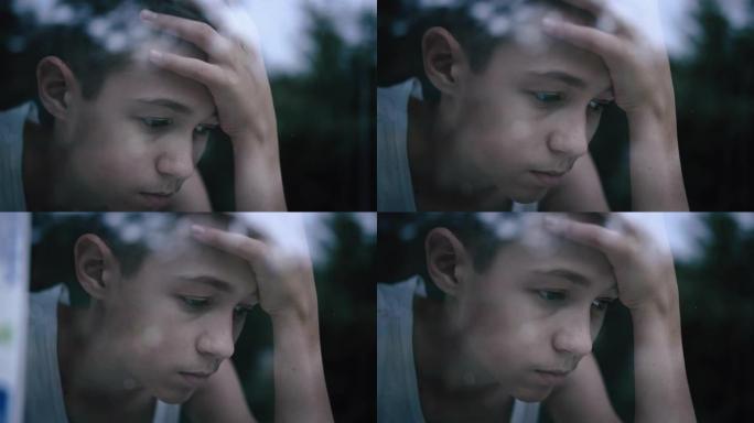 窗户附近的孤独沮丧男孩，幼儿时期的艰难生活经历，电影