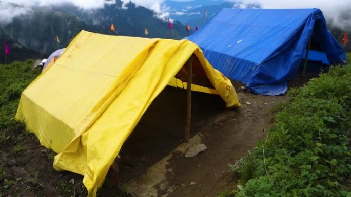 印度喜马偕尔邦2022年7月14日。帐篷和营地，背景是美丽的风景，山谷和山脉。喜马拉雅山的Shrik