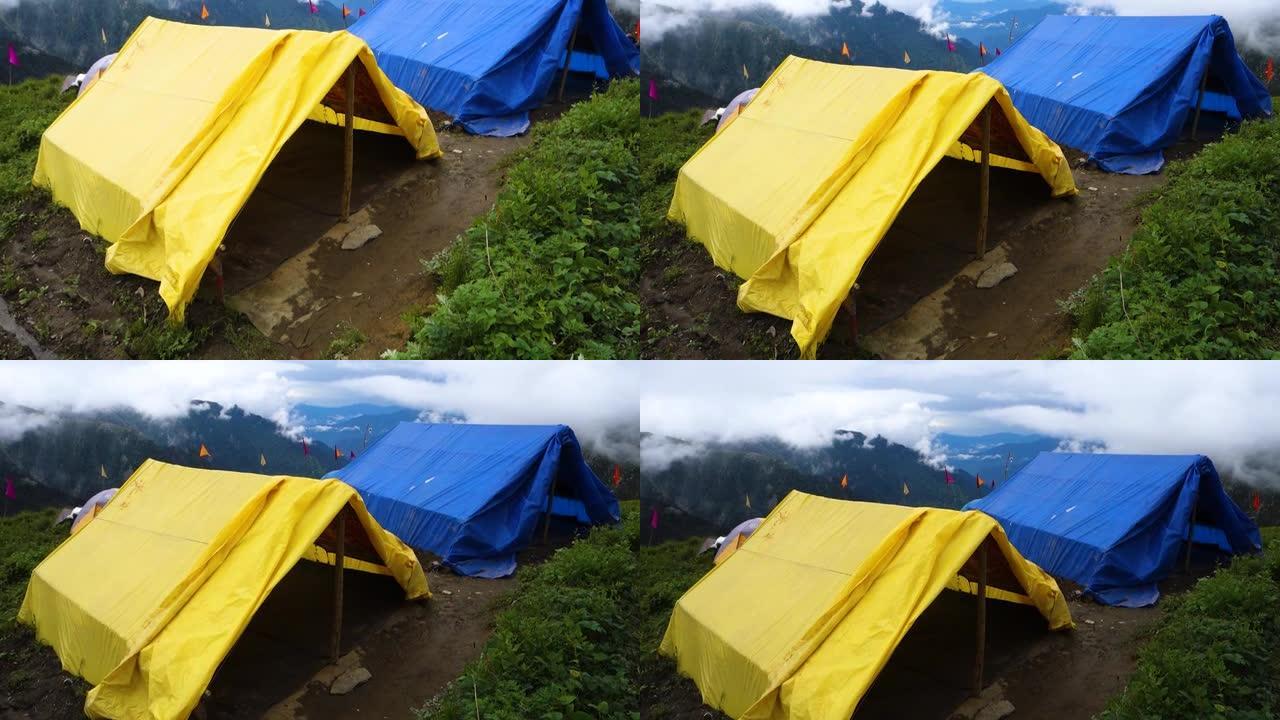 印度喜马偕尔邦2022年7月14日。帐篷和营地，背景是美丽的风景，山谷和山脉。喜马拉雅山的Shrik