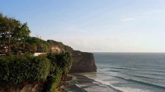 巴厘岛风景秀丽的乌鲁瓦图悬崖，有凉亭和蓝色的大海