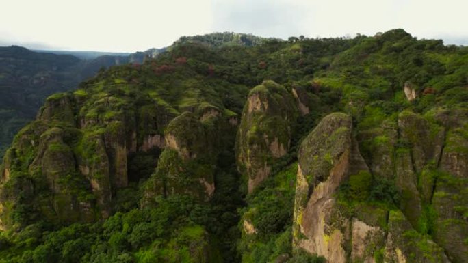 墨西哥莫雷洛斯州Tepoztlan的 “El Cerro del Tepozteco” 中央岩层的无