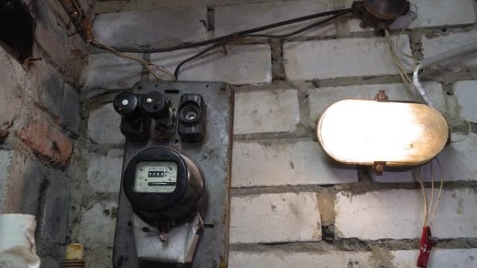 黑暗车库或地下室的旧复古灯对着砖墙。