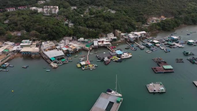 西贡岛有船只和工业建筑的码头上的无人机景观