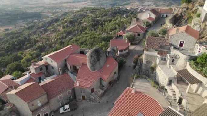 山腰上标志性的中世纪葡萄牙孟山都村的天线