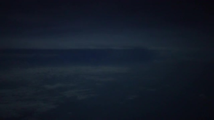 夜间向雷暴飞行 (驾驶舱视点拍摄)