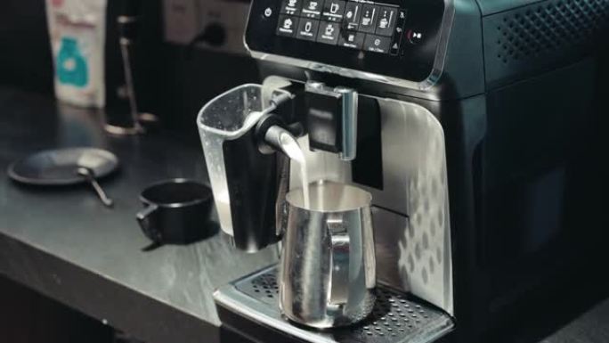 用家用咖啡机制作牛奶泡沫