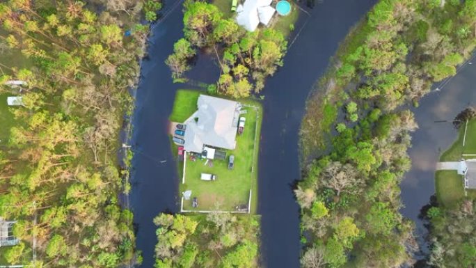 被飓风伊恩降雨包围佛罗里达州居民区的洪水房屋。自然灾害的后果