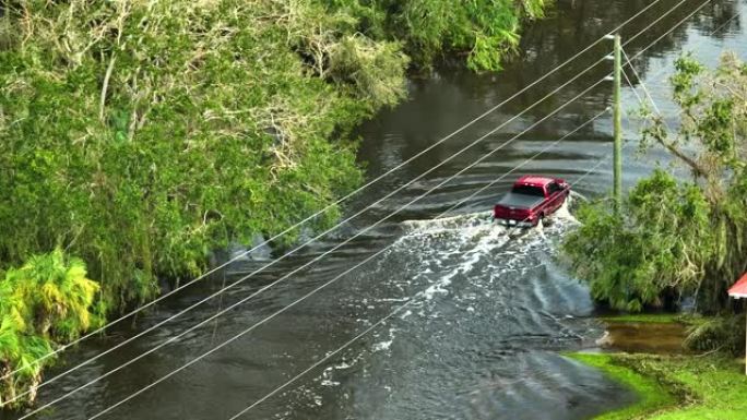 在佛罗里达州居民区，用移动的车辆淹没了美国街，并被水屋包围。飓风伊恩自然灾害的后果