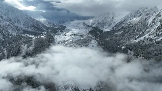 空中无人机视图日出风景，早晨雾和雪在童话草甸国家公园与拉赫希奥特冰川在南加帕尔巴特山，喀喇昆仑山，喜