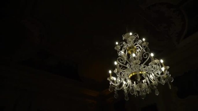 高清老式悬挂吊灯的低角度拍摄，夜间照明灯具