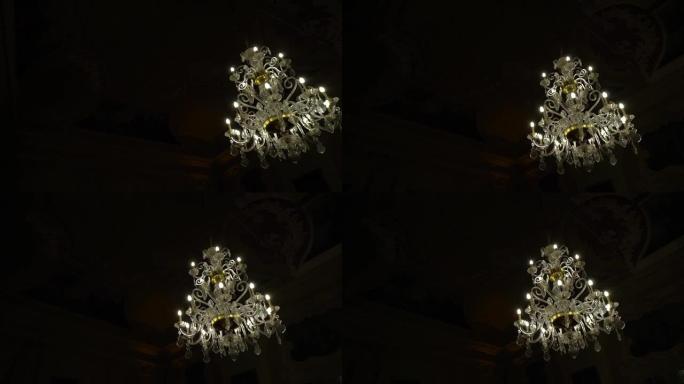高清老式悬挂吊灯的低角度拍摄，夜间照明灯具