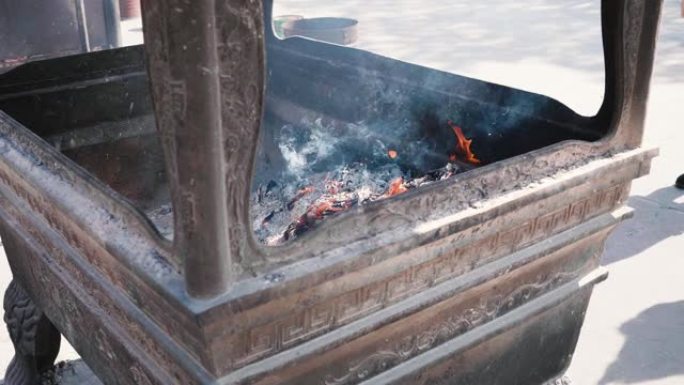 中国传统寺庙青铜香炉烧香，灰烬和烟在风中飞翔，4k慢镜头，宗教概念。