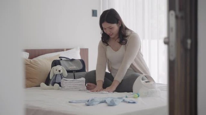 亚洲孕妇产前日历计划器和婴儿监视器用具，容器准备怀孕概念。