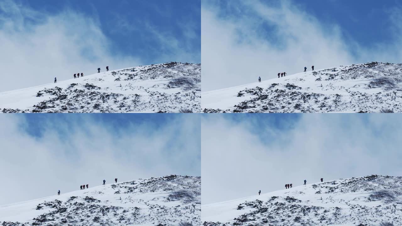 六人攀登雪山