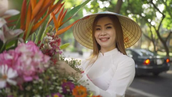 骑自行车和鲜花的亚洲小贩的肖像，越南女女孩在越南河内城市城镇旅行。人们的生活方式。