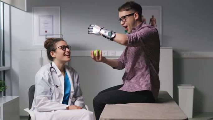 女性理疗师在医疗办公室用仿生手假体锻炼机智患者。