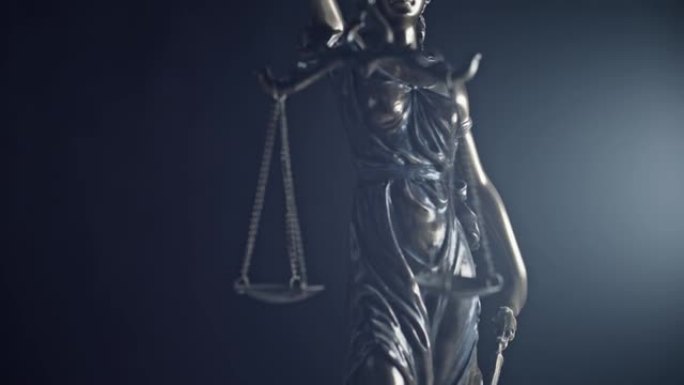法律法律，专利律师或成功律师概念。黑色背景上的themis或正义女神铜像。
