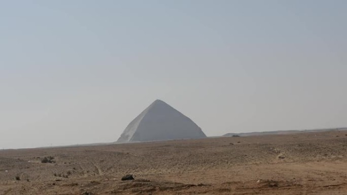 斯尼费鲁国王弯曲的金字塔，埃及早期金字塔发展的一个独特的例子，位于巴德拉辛市，由古老的石灰岩建造