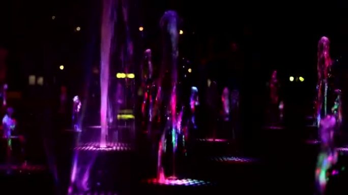 晚上的彩色喷泉。带照明的城市喷泉。