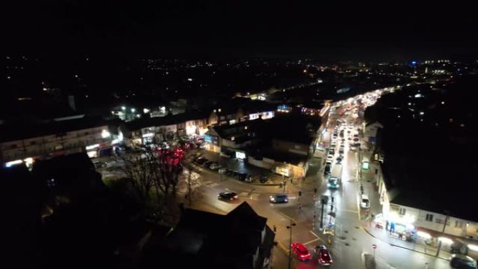 英国卢顿市交通照明道路的鸟瞰图