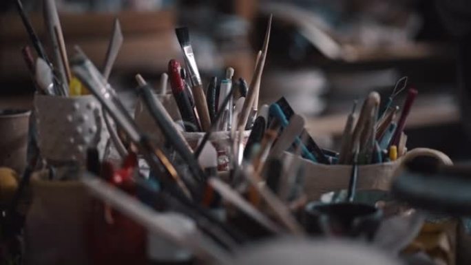 雕刻工具。一堆刷子、环、刀和其他木制工具，用于手工粘土