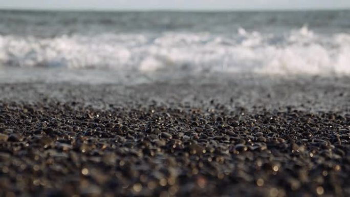 黑滩上的鹅卵石随着潮汐的到来