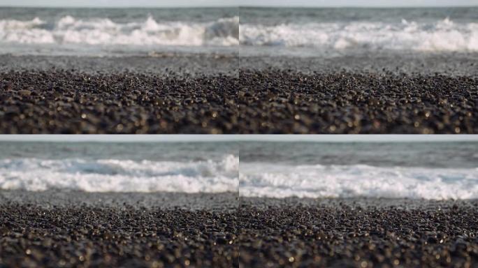 黑滩上的鹅卵石随着潮汐的到来