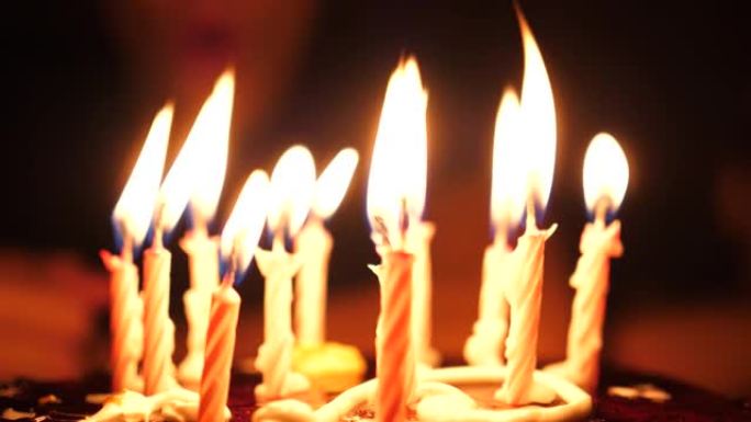 一个孩子在你生日时吹灭蛋糕上的蜡烛。10年
