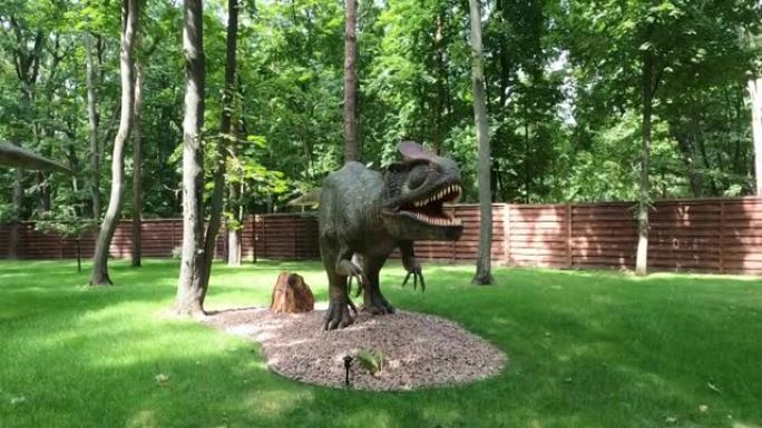 公园里的crylophosaurus恐龙雕塑展示的日景。