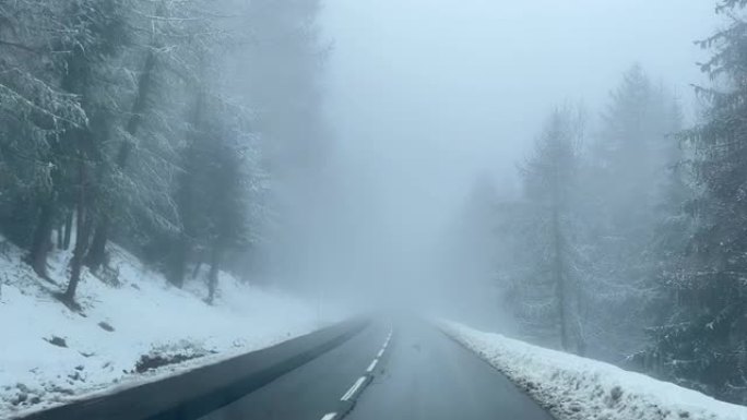 白雪皑皑的乡村中光滑道路的第一人称视角