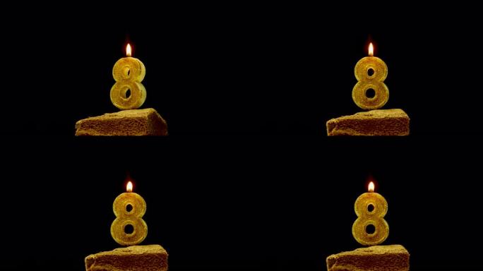 节日蛋糕，在转盘特写镜头上的黑色背景上点燃8号蜡烛。周年蛋糕。带有开胃馅饼的生日装饰在桌子上旋转