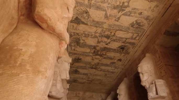 天花板上的雕像和图纸，埃及阿布辛贝神庙墓室的内部入口