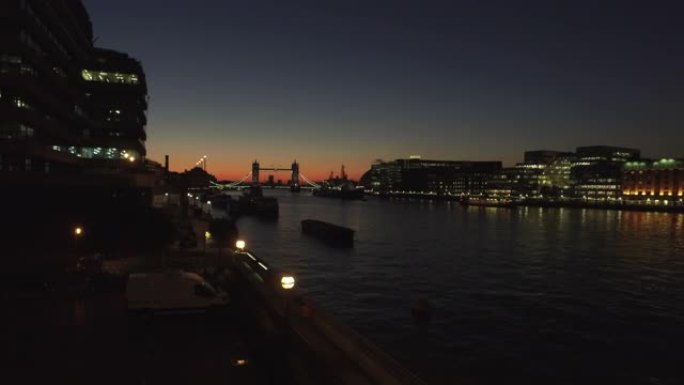 伦敦泰晤士河和塔桥的日出晴朗的蓝天